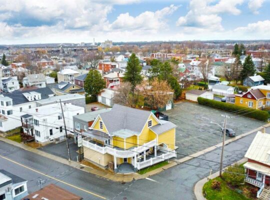 Victoriaville: Bâtiment commercial, grand terrain