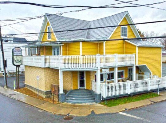Victoriaville: Bâtiment commercial, grand terrain