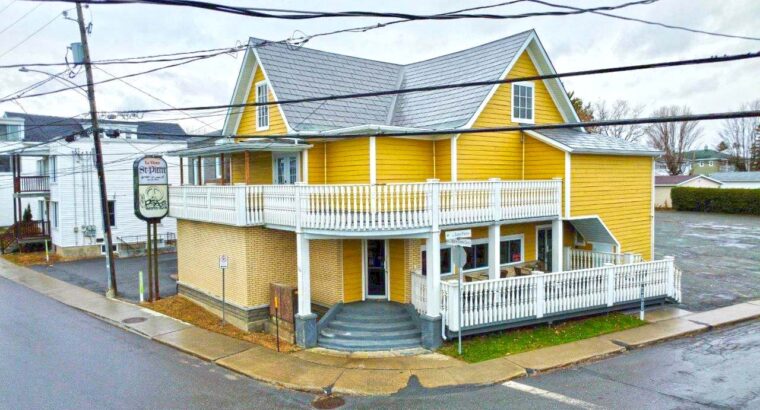 Victoriaville: Bâtiment commercial, grand terrain