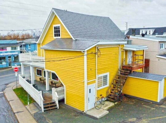 Victoriaville: Bâtiment commercial, grand terrain