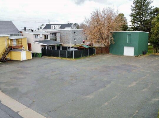 Victoriaville: Bâtiment commercial, grand terrain
