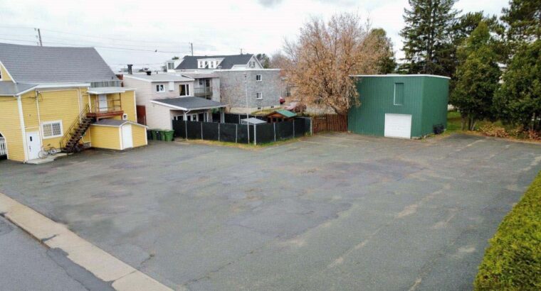 Victoriaville: Bâtiment commercial, grand terrain