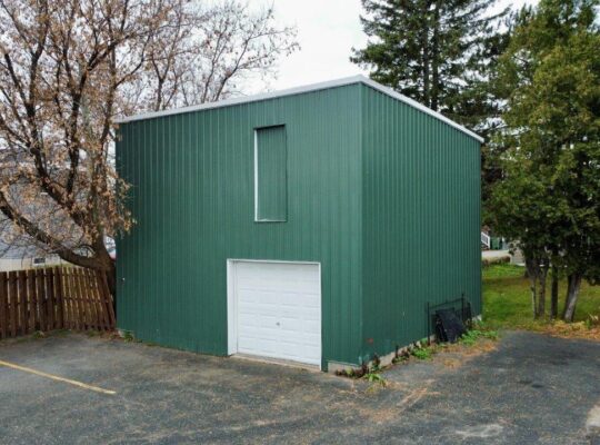 Victoriaville: Bâtiment commercial, grand terrain