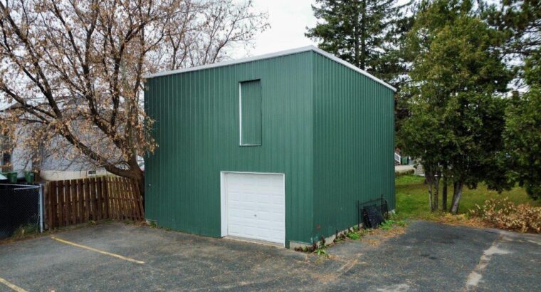 Victoriaville: Bâtiment commercial, grand terrain