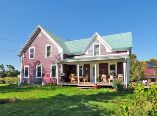 Bury (Estrie) Fermette 5000 m2, maison 3 chambres