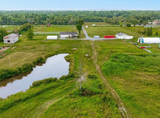 Ste-Sophie (Laurentides) : Domaine équestre 49 acr