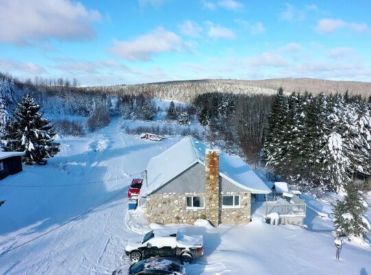 Audet (Estrie) : Domaine de 152 acres, érablière