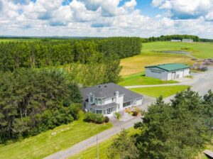 Val-Joli (Estrie) :Ferme 213 ac., bâtiments