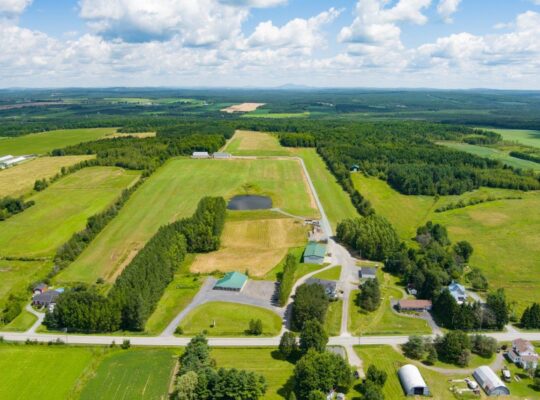 Val-Joli (Estrie) :Ferme 213 ac., bâtiments