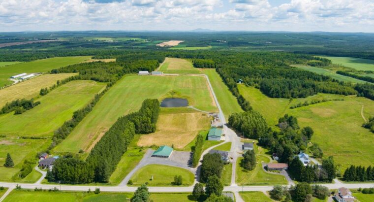 Val-Joli (Estrie) :Ferme 213 ac., bâtiments