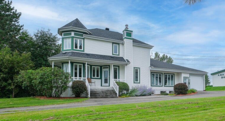 Val-Joli (Estrie) :Ferme 213 ac., bâtiments