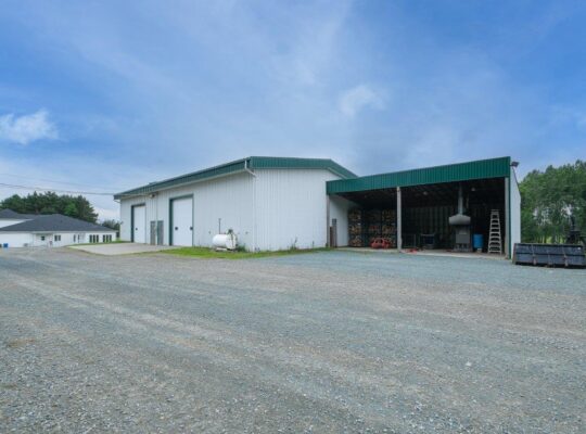 Val-Joli (Estrie) :Ferme 213 ac., bâtiments