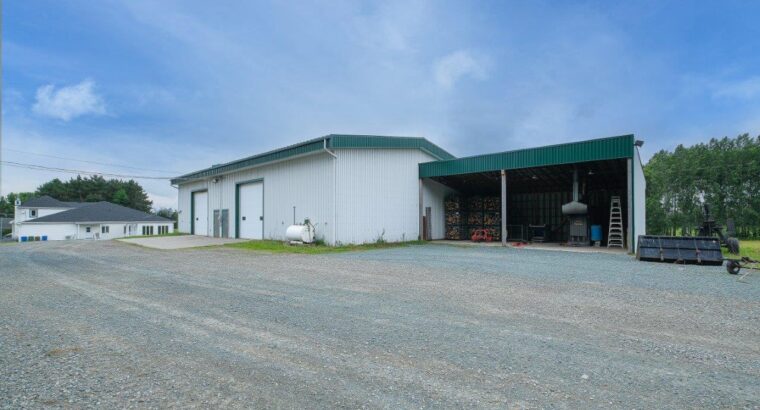 Val-Joli (Estrie) :Ferme 213 ac., bâtiments