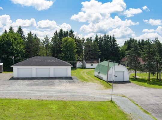 Val-Joli (Estrie) :Ferme 213 ac., bâtiments