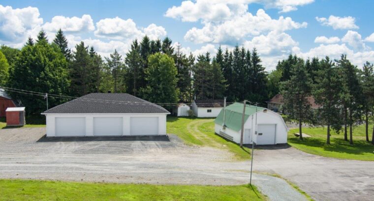 Val-Joli (Estrie) :Ferme 213 ac., bâtiments