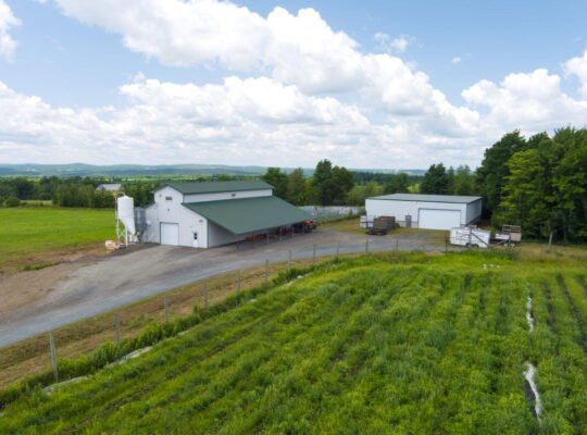 Val-Joli (Estrie) :Ferme 213 ac., bâtiments