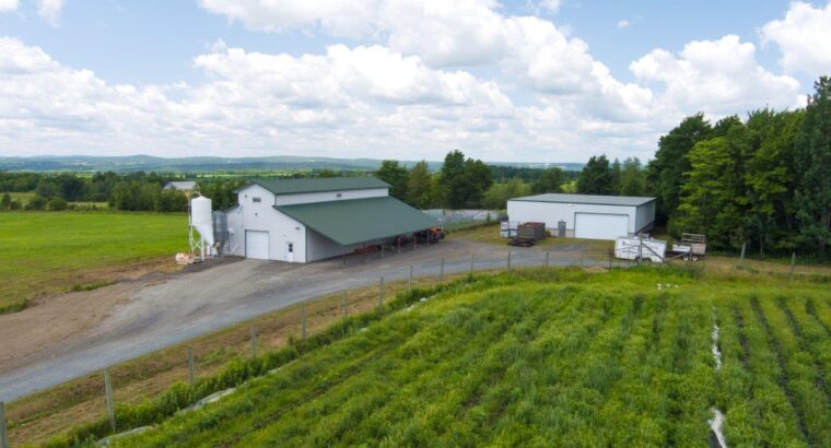 Val-Joli (Estrie) :Ferme 213 ac., bâtiments