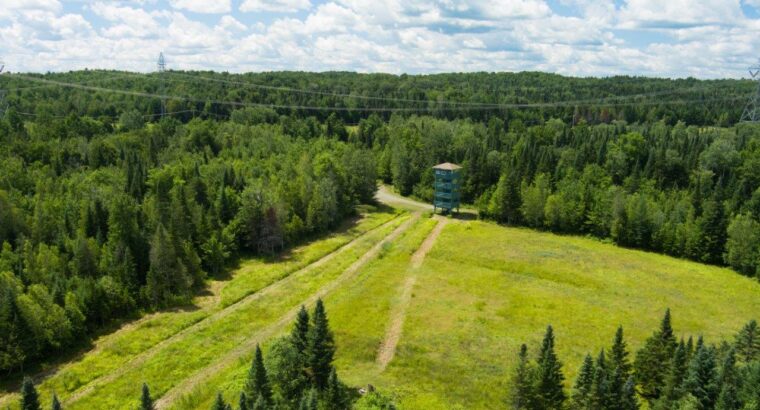 Val-Joli (Estrie) :Ferme 213 ac., bâtiments