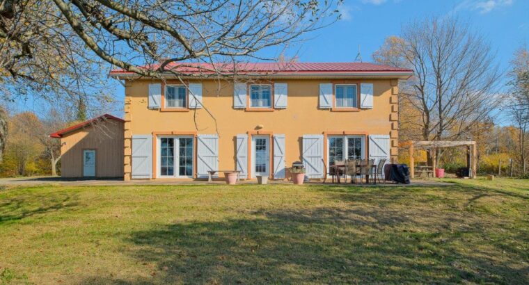 Hatley Domaine 30 acres, maison et bâtiments