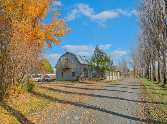 Hatley Domaine 30 acres, maison et bâtiments
