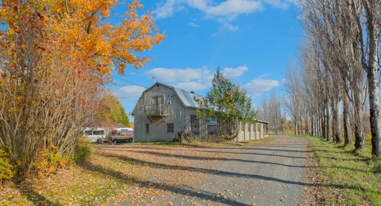 Hatley Domaine 30 acres, maison et bâtiments