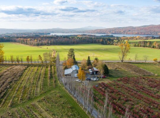 Hatley Domaine 30 acres, maison et bâtiments