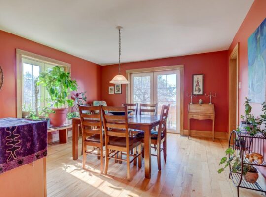 Hatley Domaine 30 acres, maison et bâtiments