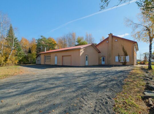 Hatley Domaine 30 acres, maison et bâtiments