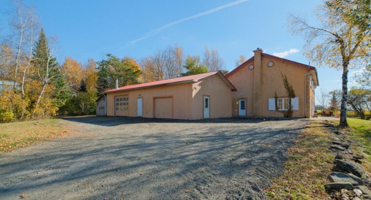 Hatley Domaine 30 acres, maison et bâtiments