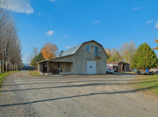 Hatley Domaine 30 acres, maison et bâtiments