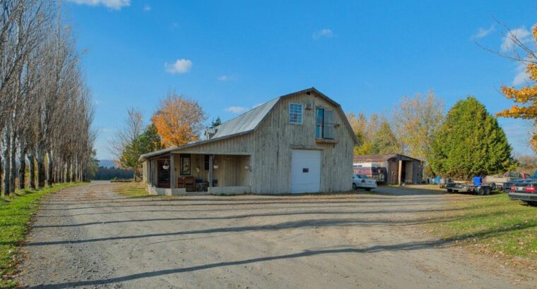 Hatley Domaine 30 acres, maison et bâtiments