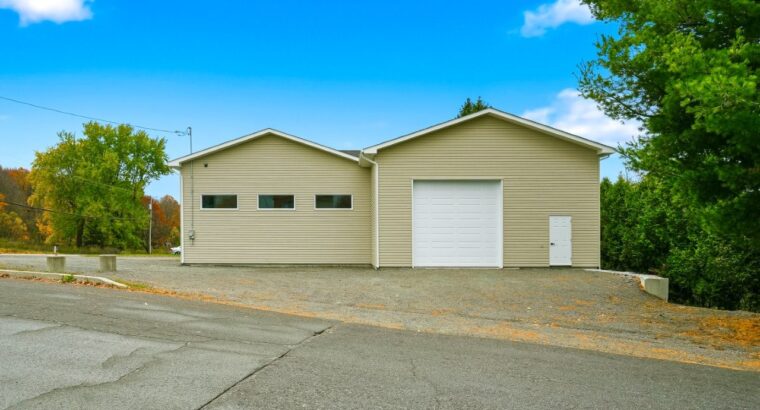 Roxton Pond (Estrie) :Immeuble locatif 3 logements