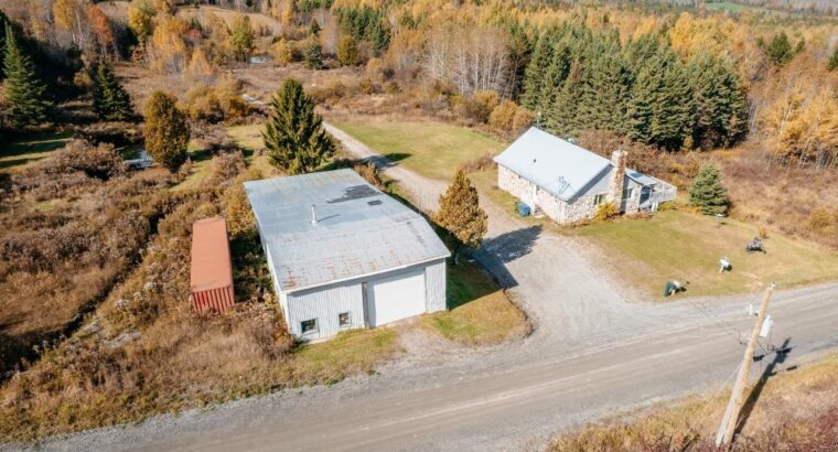 Audet (Estrie) : Domaine de 152 acres, érablière