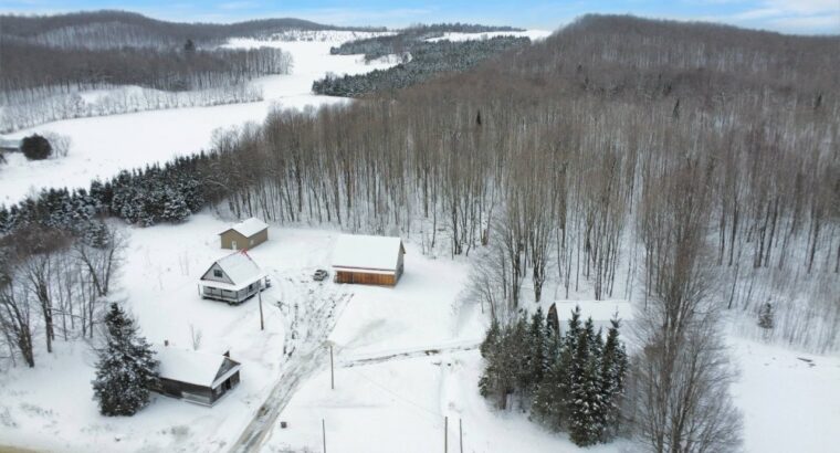 Dudswell (Estrie) : Fermette 108 acres, bâtiments