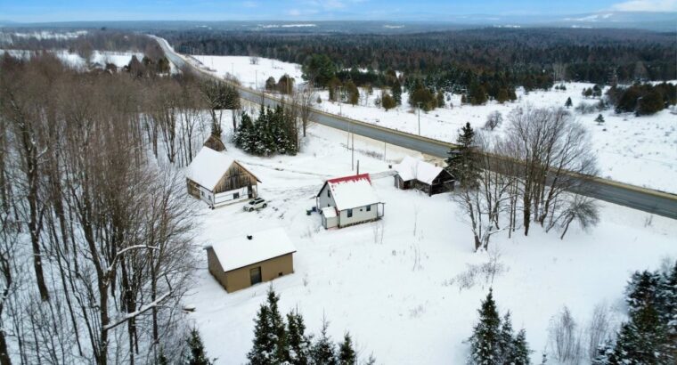 Dudswell (Estrie) : Fermette 108 acres, bâtiments