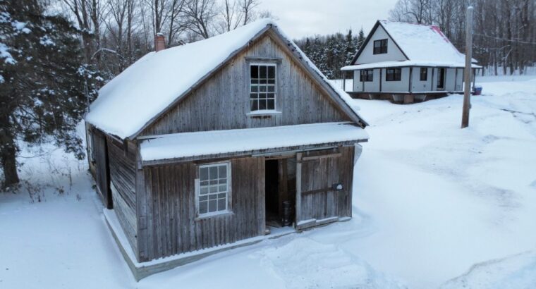 Dudswell (Estrie) : Fermette 108 acres, bâtiments