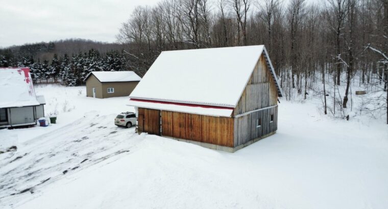 Dudswell (Estrie) : Fermette 108 acres, bâtiments