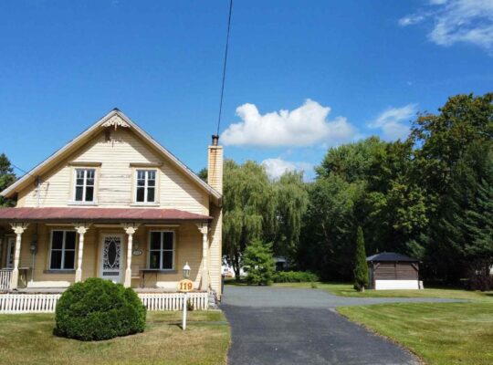 Estrie (Danville) : Maison terrain de 19 461Pi2