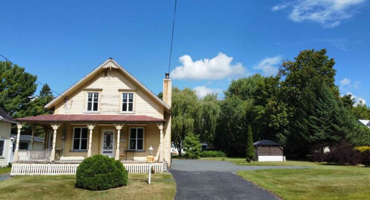 Estrie (Danville) : Maison terrain de 19 461Pi2