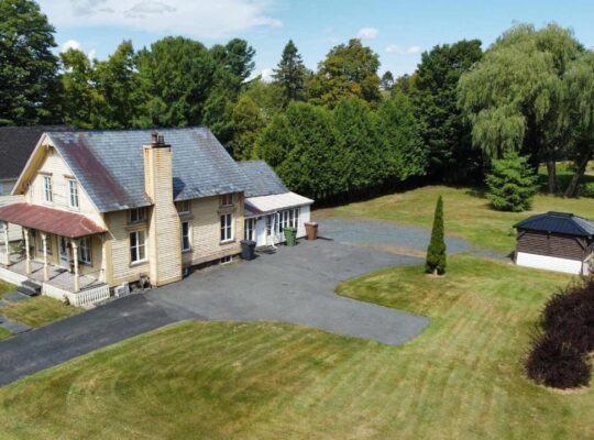 Estrie (Danville) : Maison terrain de 19 461Pi2