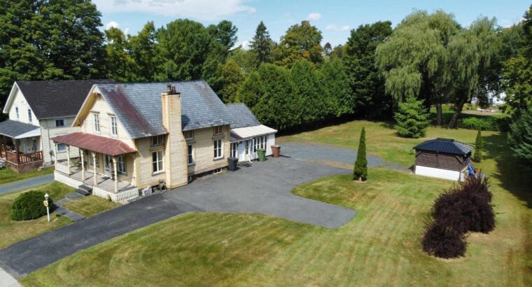 Estrie (Danville) : Maison terrain de 19 461Pi2