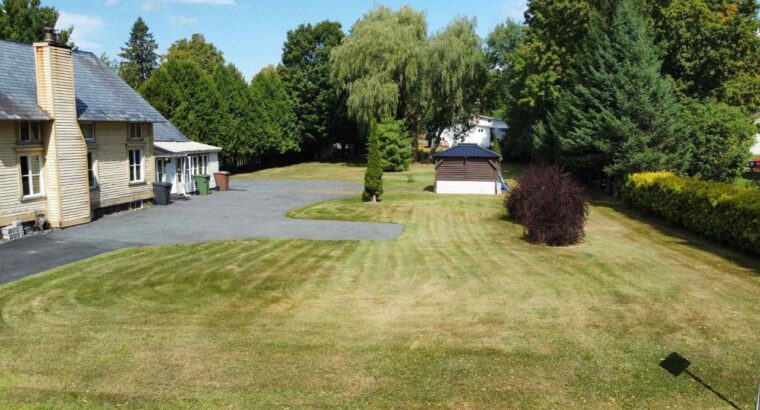 Estrie (Danville) : Maison terrain de 19 461Pi2