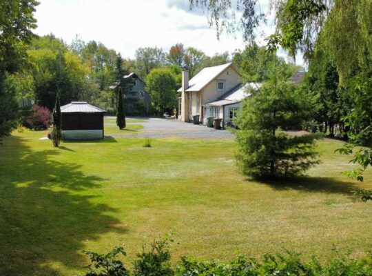 Estrie (Danville) : Maison terrain de 19 461Pi2