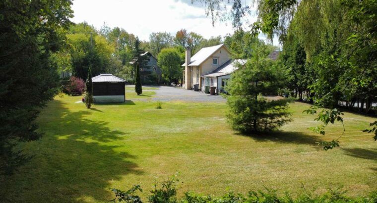 Estrie (Danville) : Maison terrain de 19 461Pi2