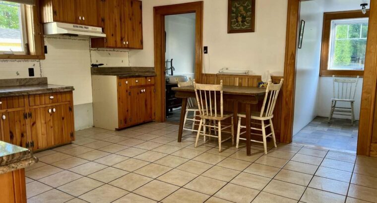 Estrie (Danville) : Maison terrain de 19 461Pi2