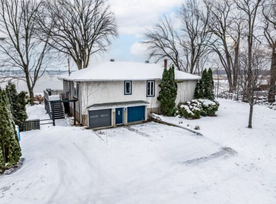 Trois-Rivières: Fermette équestre 4.86ac bord eau