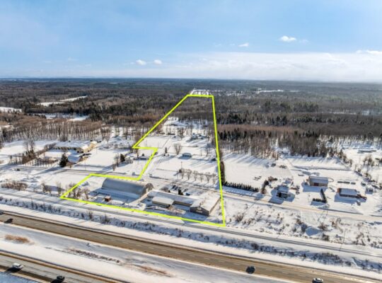 Lévis- Centre équestre; 3 maisons; écuries