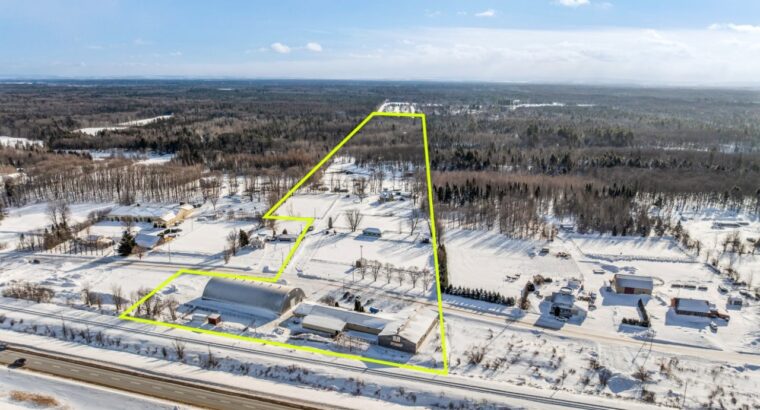 Lévis- Centre équestre; 3 maisons; écuries