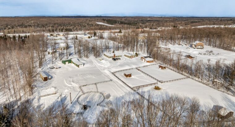Lévis- Centre équestre; 3 maisons; écuries