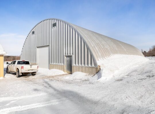 Lévis- Centre équestre; 3 maisons; écuries